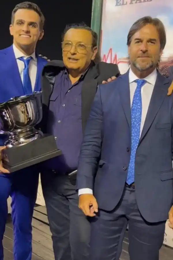 DESDE URUGUAY. José Sarquiz (centro), junto a su sobrino Marcos, y el presidente Luis Lacalle Pou. 