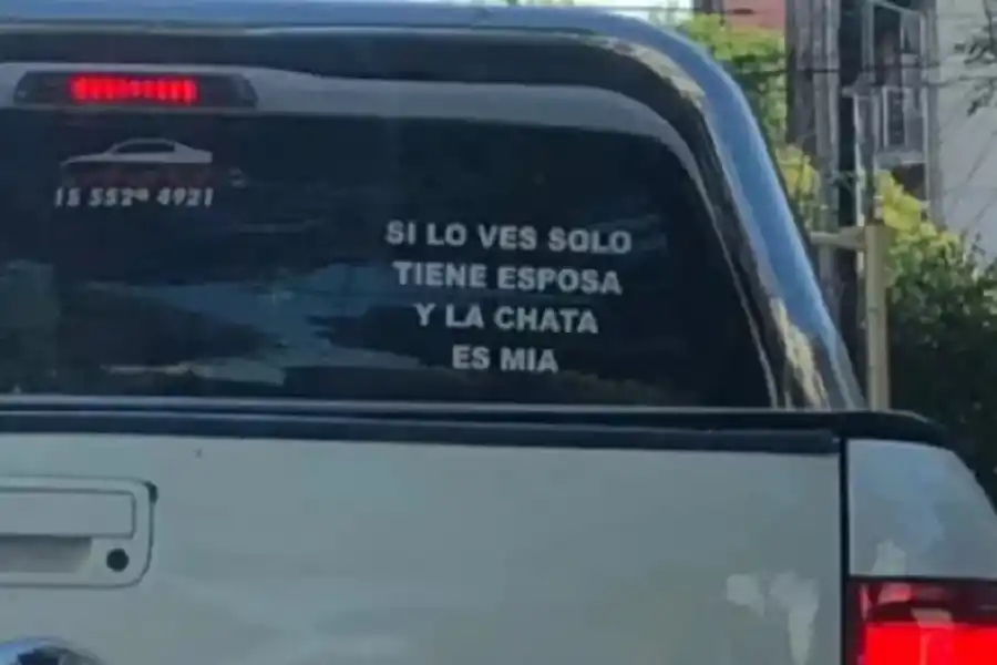 El cartel en una camioneta que llamó la atención y que se volvió viral. (Facebook)