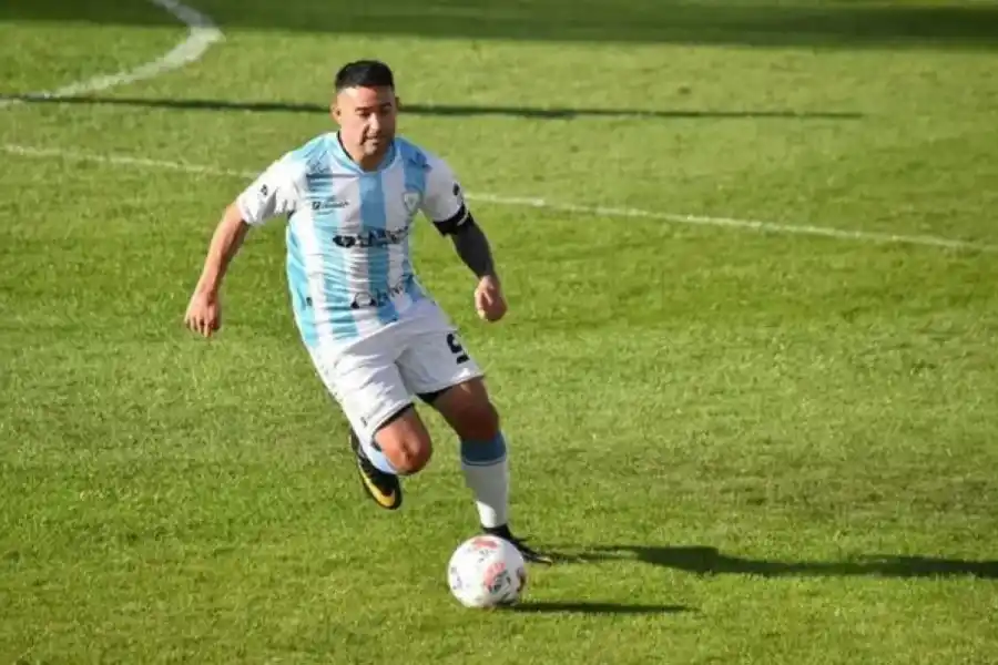 CELESTE Y BLANCO. Bieler en acción vistiendo la camiseta de Atlético Rafaela.