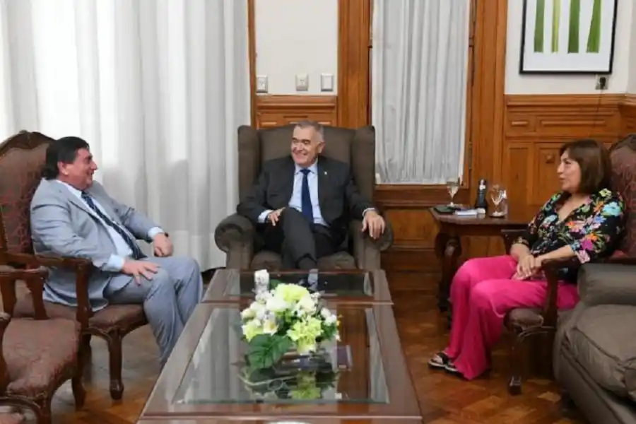 REUNION. El gobernador Osvaldo Jaldo dialoga con el intendente de Alberdi y la parlamentaria.