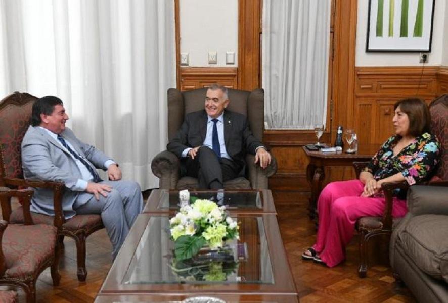 REUNION. El gobernador Osvaldo Jaldo dialoga con el intendente de Alberdi y la parlamentaria.