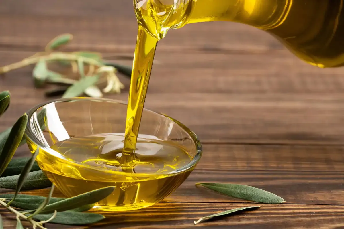 Tomar aceite de oliva antes de consumir bebidas alcohólicas: qué puede pasar, según la ciencia.