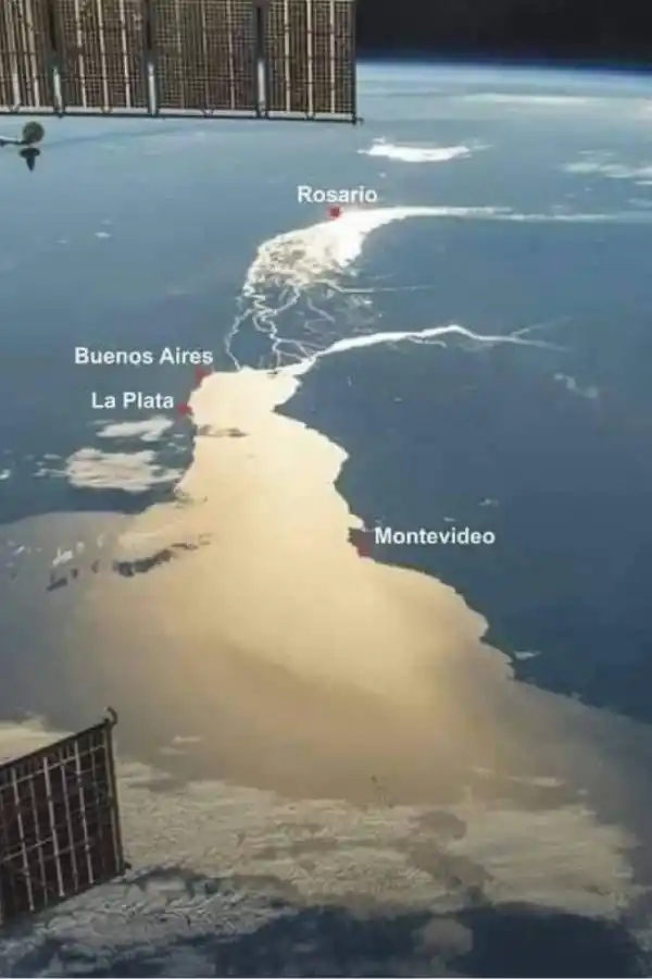 Alucinante foto espacial: así se ven Argentina y Uruguay desde un satélite