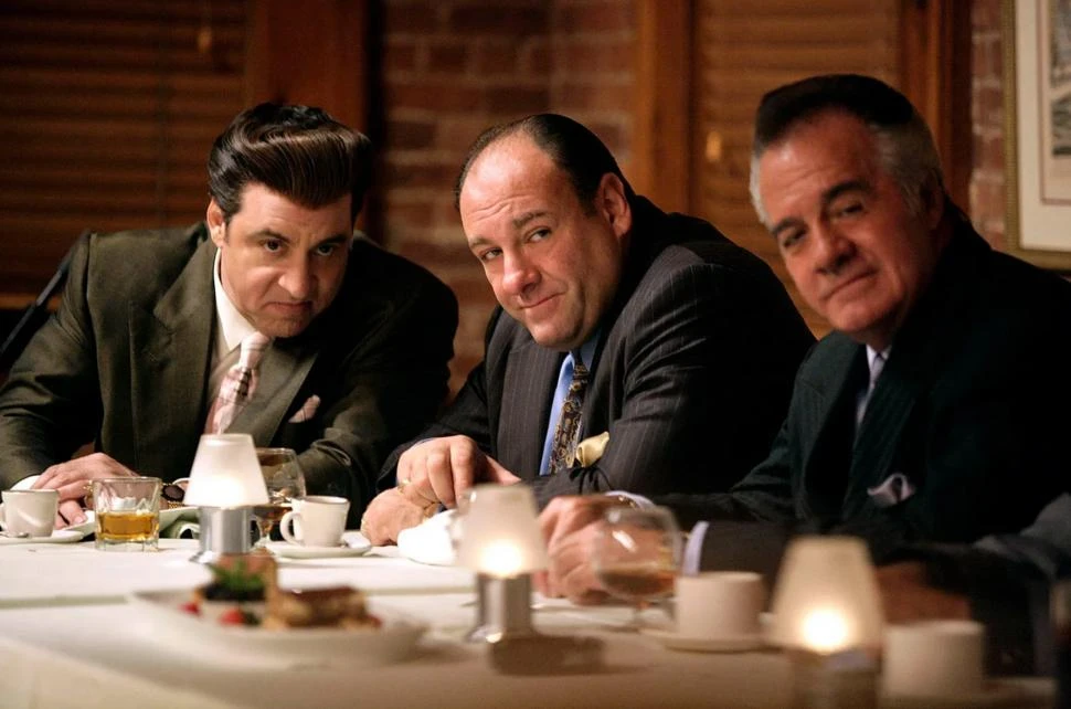 DE TEMER. James Gandolfini (al centro) compuso al inolvidable capomafia Tony Soprano en la elogiada serie.