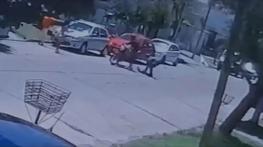 Video: a un “motochorro” se le cayó la pierna ortopédica en medio de un robo
