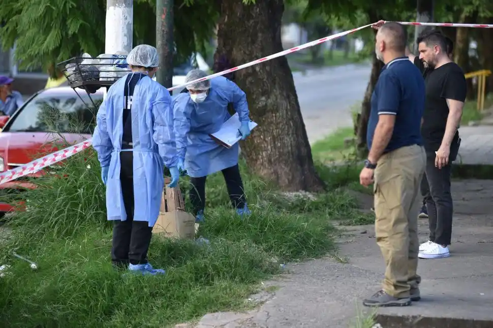 PERICIAS. Personal del Equipo Científico de Investigaciones Fiscales reunió muestras dentro de la casa y en la esquina del Pasaje Granaderos.