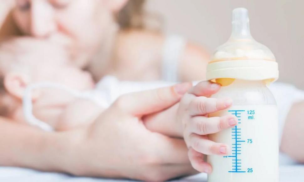Por qué el consumo de la leche de vaca no se recomienda a bebés