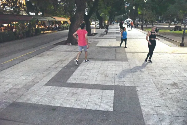La plaza Urquiza no tendrá mesas ni sillas de bares aledaños