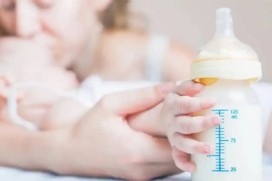 Por qué el consumo de la leche de vaca no se recomienda a bebés