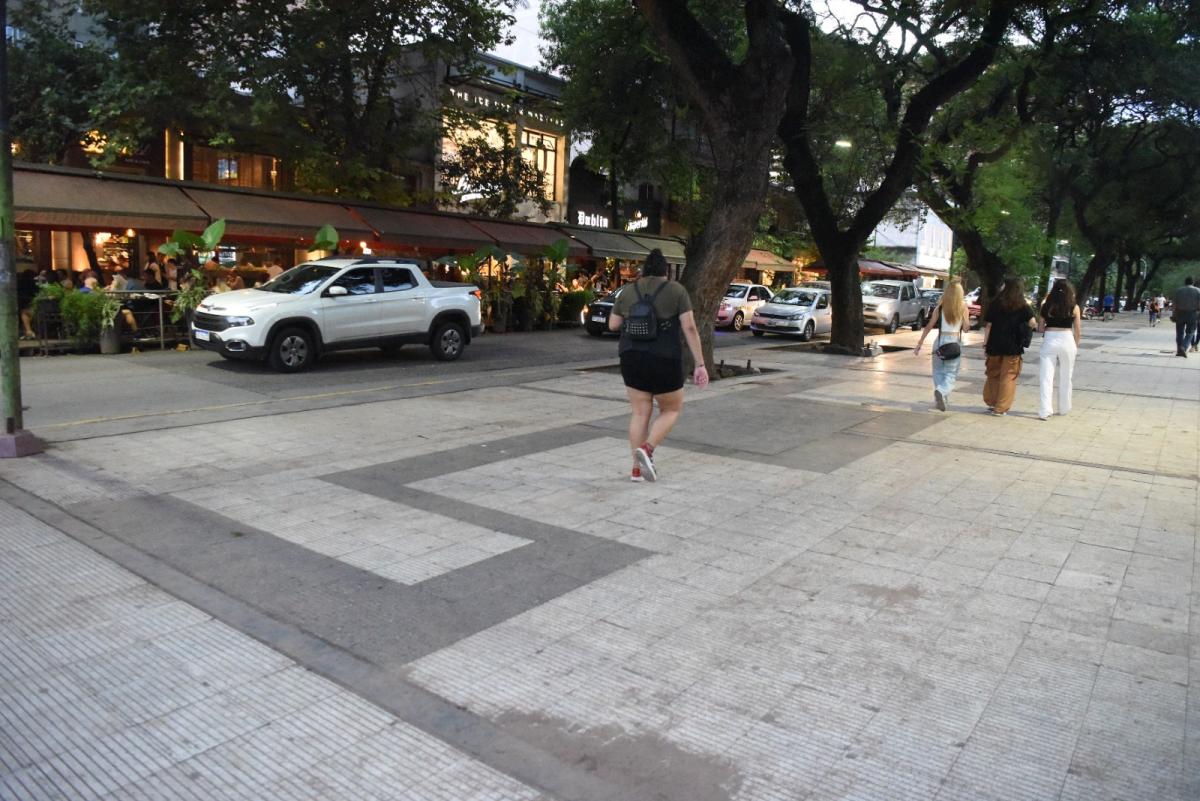 La plaza Urquiza no tendrá mesas ni sillas de bares aledaños