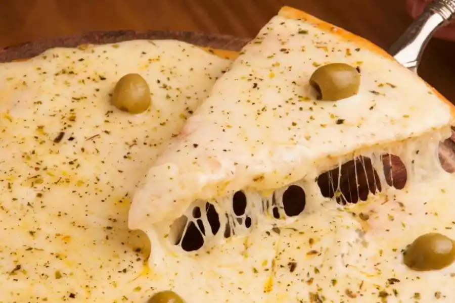 INFALTABLE. Hay muchas variedades de pizza, a partir de los $4.000.