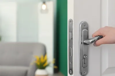 Qué recomiendan poner en la puerta de entrada para proteger tu casa