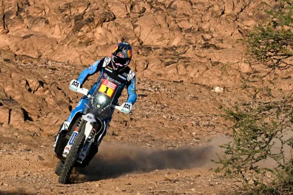 Los Benavides en el podio de motos y Andújar reduce ventaja en cuatriciclos en el Dakar