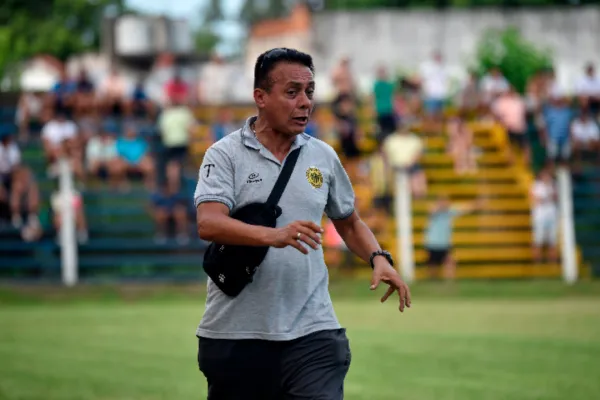 Ellos no cobran sueldo, ni premios, aseguró Robert Olguín, presidente y entrenador de Talleres de Metán