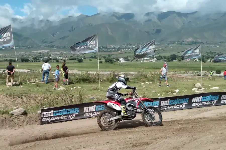 Díaz Vélez, ante una multitud, ganó la primera fecha del Torneo de Verano en Tafí del Valle