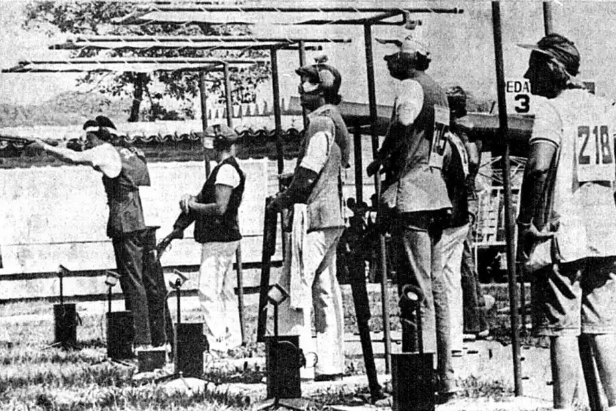 EN COMPETENCIA. El japonés, Schnichiro Seki, dispara mientras es observado por la española María Teresa Muñoz. 