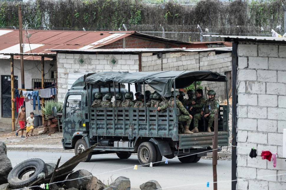 CRISIS. Fuerzas militares ecuatorianos reciben apoyo en otra jornada de lucha contra los narcos. afp