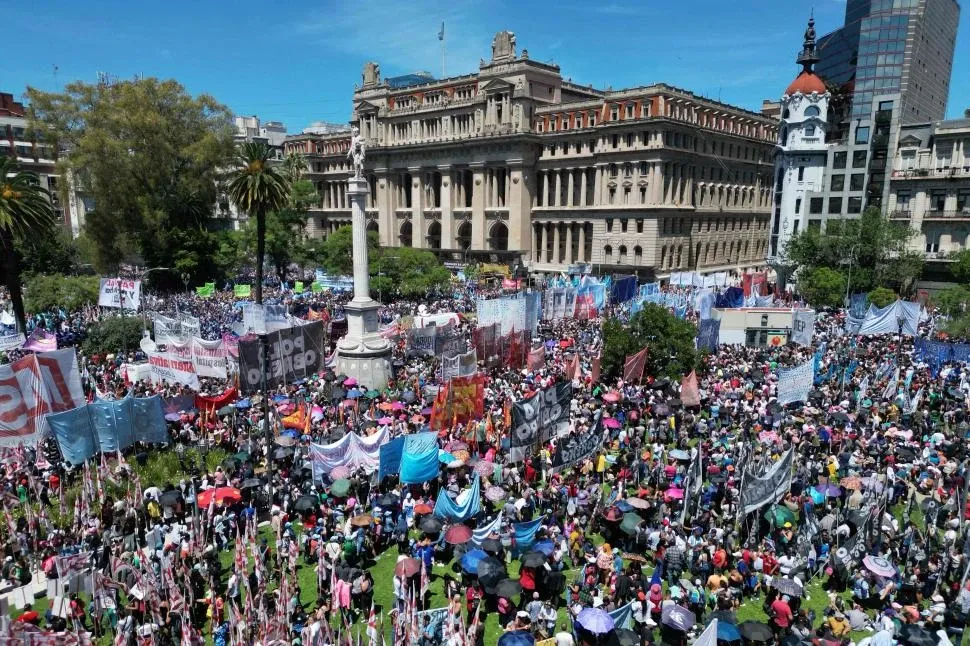 FRENTE A LOS TRIBUNALES. La central obrera argentina reclamo a la Justicia que anule el mega decreto. afp