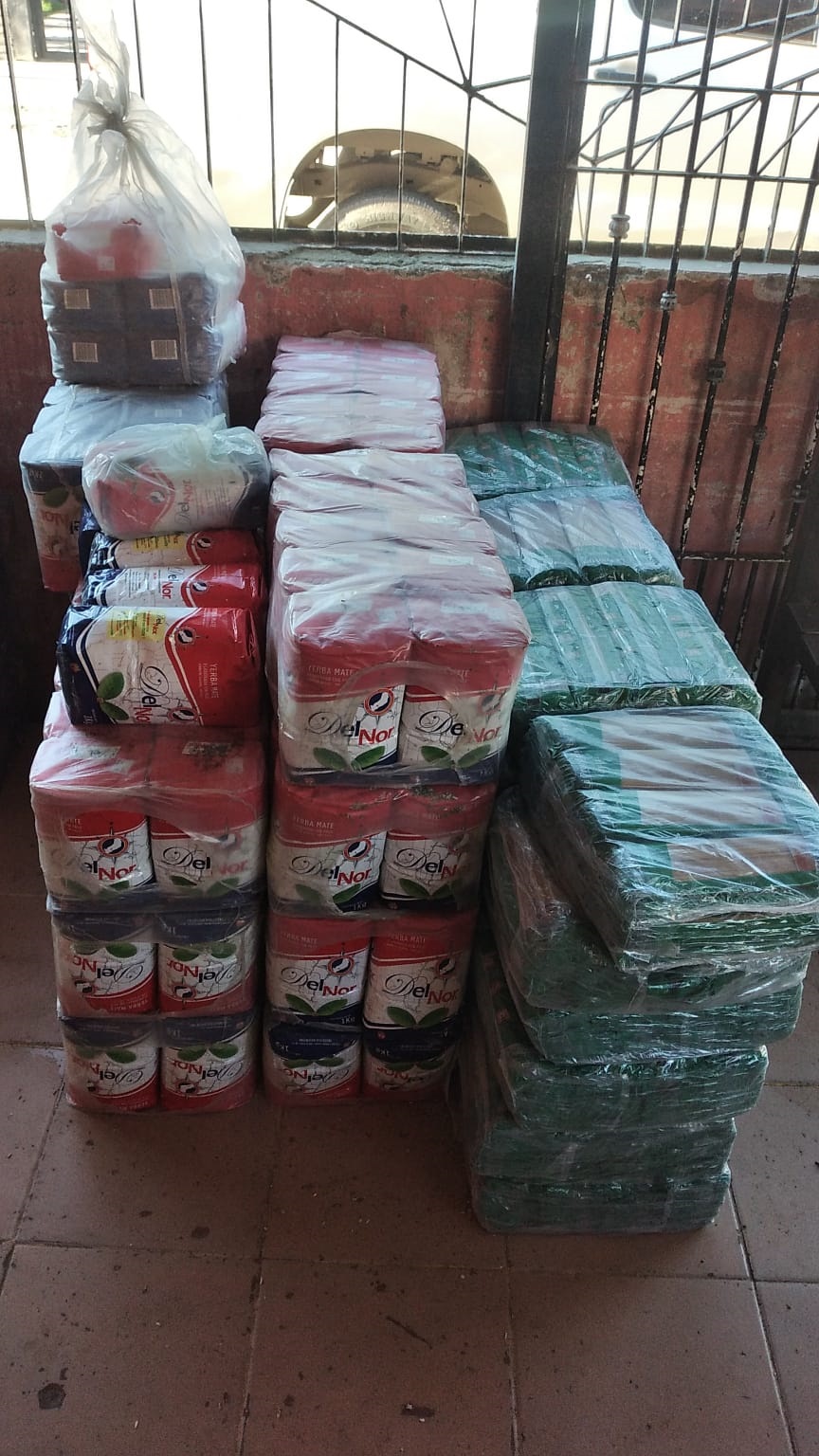 ALMACÉN. Los packs de harina y fideos incautados en un allanamiento.