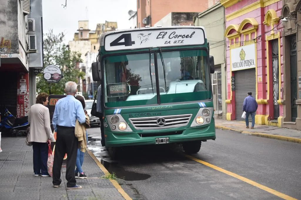 EN EMERGENCIA. El servicio de transporte de Tucumán afronta una situación crítica, y los usuarios sufren por las restricciones. Foto de LA GACETA / Inés Quinteros Orio