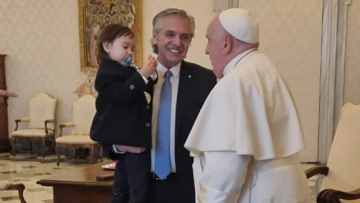 EN EL VATICANO. Alberto Fernández y su hijo en el encuentro con el papa Francisco. 