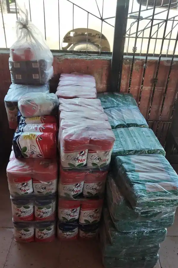 ALMACÉN. Los packs de harina y fideos incautados en un allanamiento.