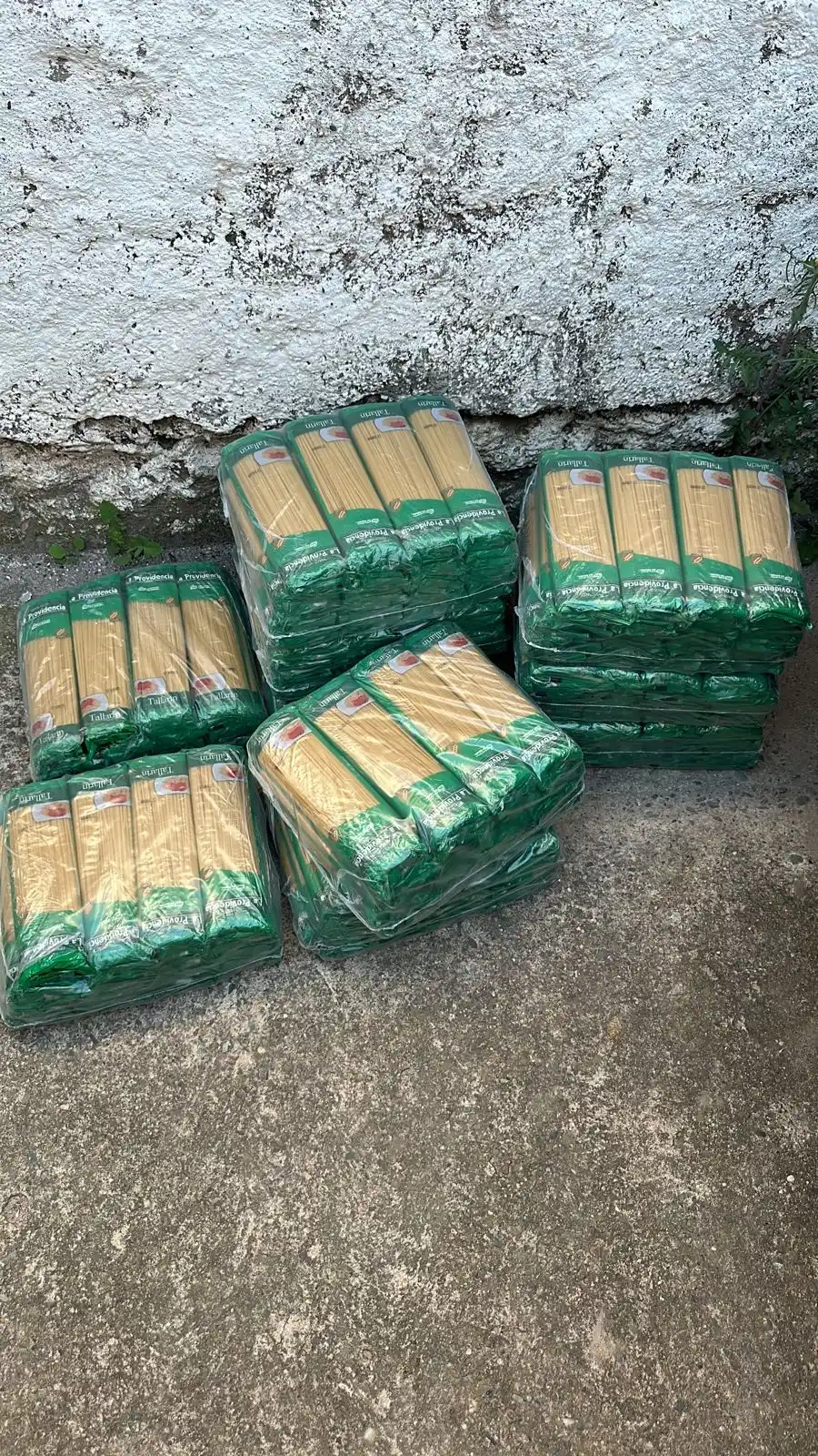 GRAN CANTIDAD. Entre otros, se recuperaron 1.040 paquetes de fideos.