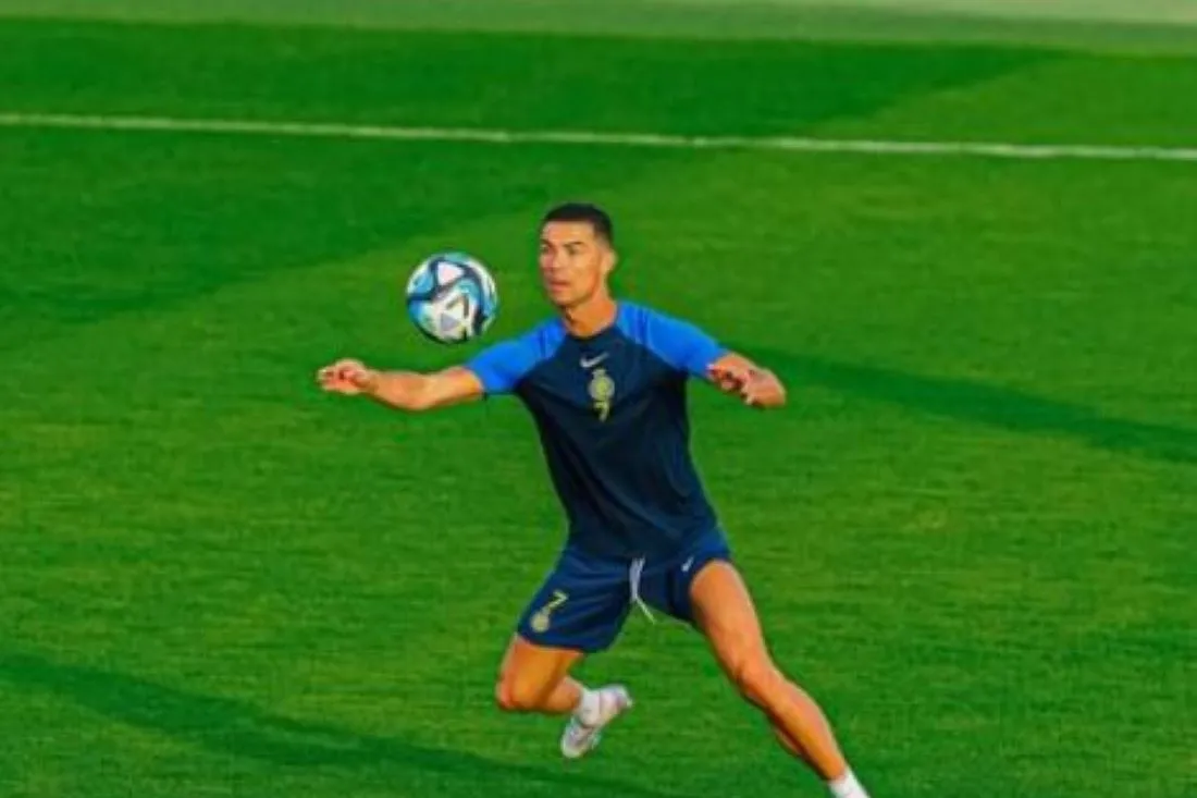 REGRESO. Ronaldo en plena acción durante el entrenamiento en el estadio de Al Nassr.