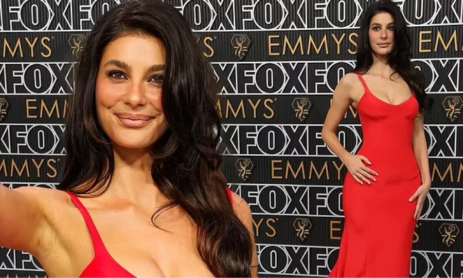 Vestida de rojo, Camila Morrone no pasó desapercibida en la alfombra roja de los Emmys. 