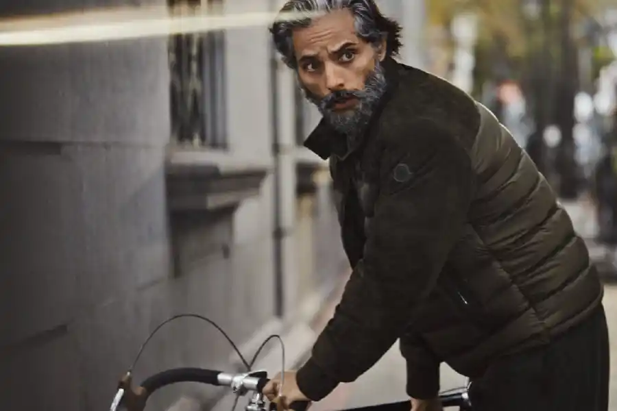 Joaquín Furriel posando para Moncler.