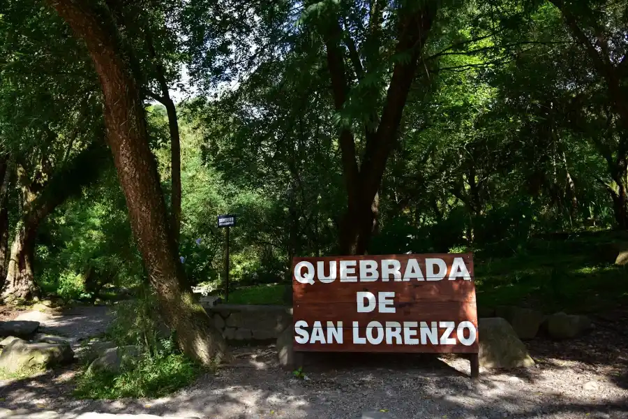 El recorrido para llegar a la cascada comienza en la Quebrada de San Lorenzo.