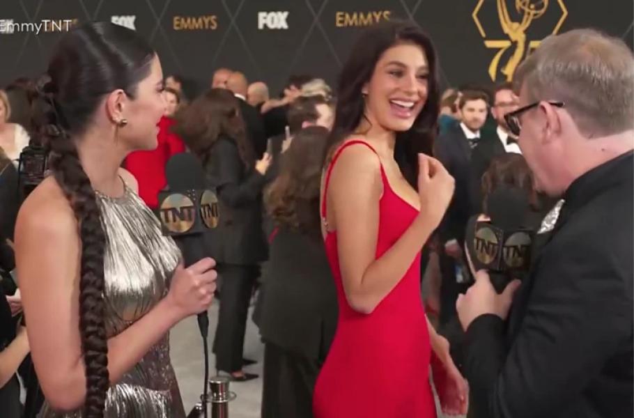Camila Morrone en la red carpet de los Emmys.