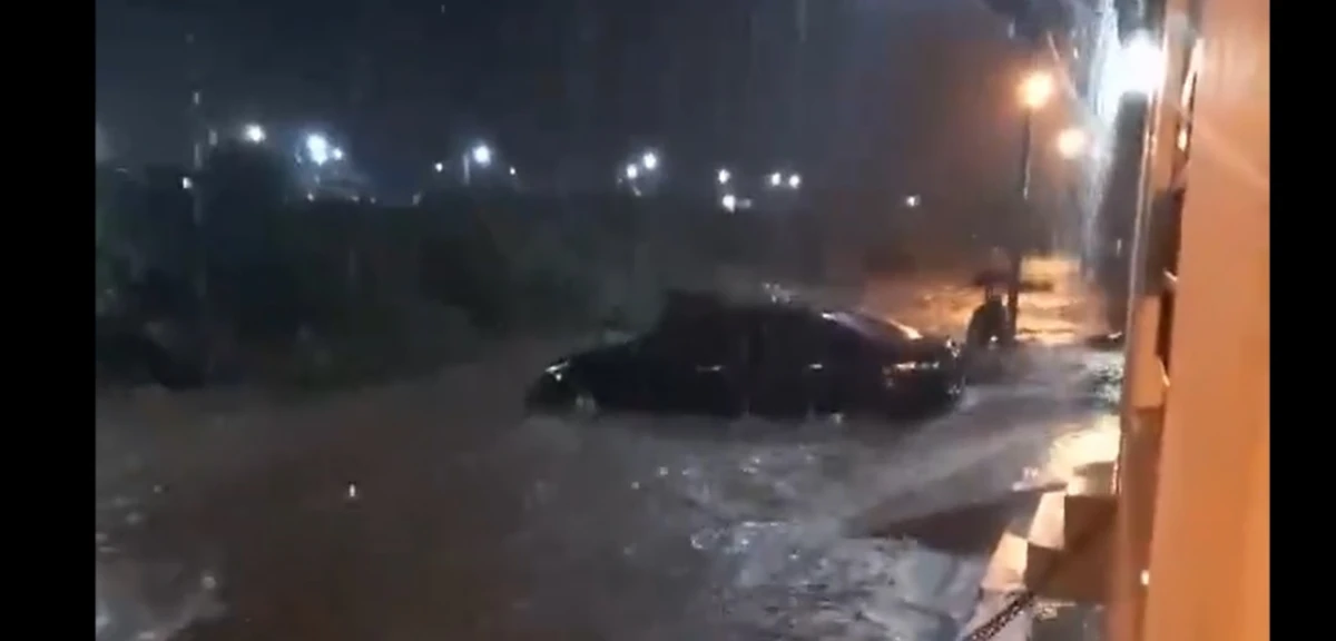 El agua arrastró un auto. CAPTURA DE VIDEO