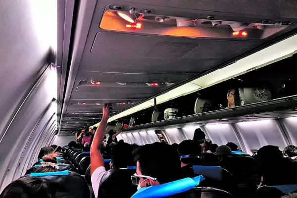 Cuáles son los mejores asientos para viajar en avión, según la inteligencia artificial