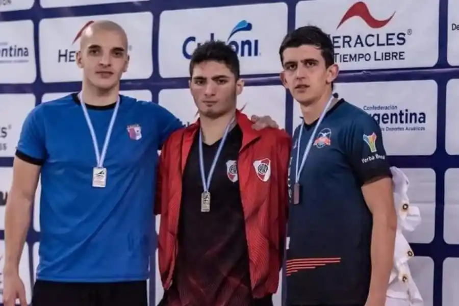 BRONCEADO. Valdez (derecha) con su medalla de bronce en el Campeonato Nacional
