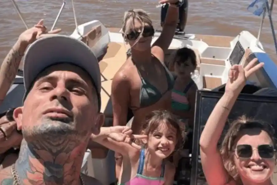 Emanuel Noir, el cantante de Ke Personajes, está de vacaciones en Concepción del Uruguay, en la provincia de Entre Ríos.