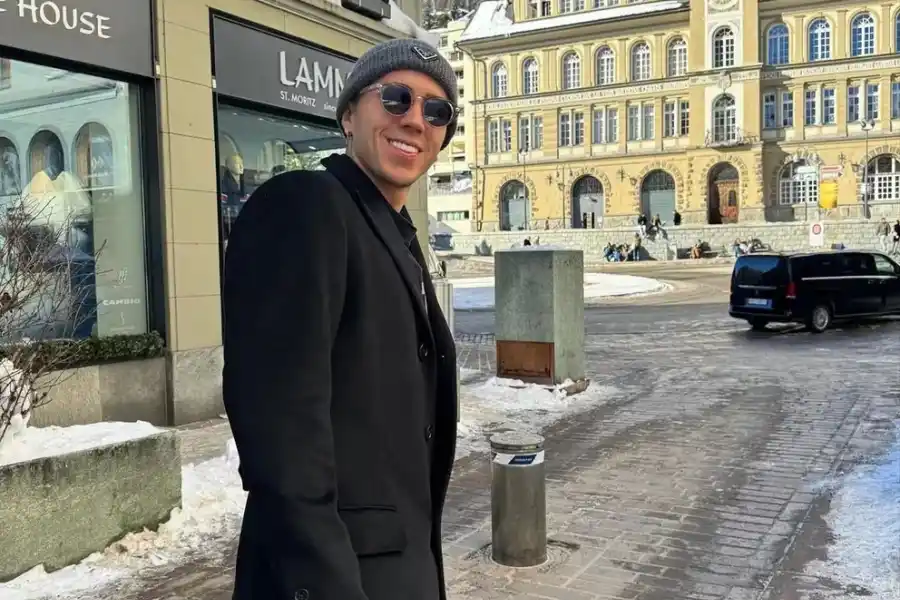 El look de Enzo Fernández que se hizo viral en sus vacaciones europeas junto a su novia