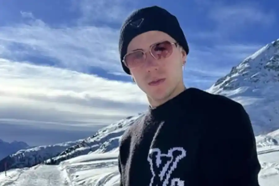 El look de Enzo Fernández que se hizo viral en sus vacaciones europeas junto a su novia