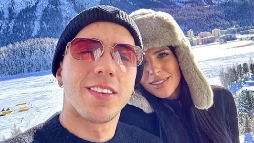 El look de Enzo Fernández que se hizo viral en sus vacaciones europeas junto a su novia
