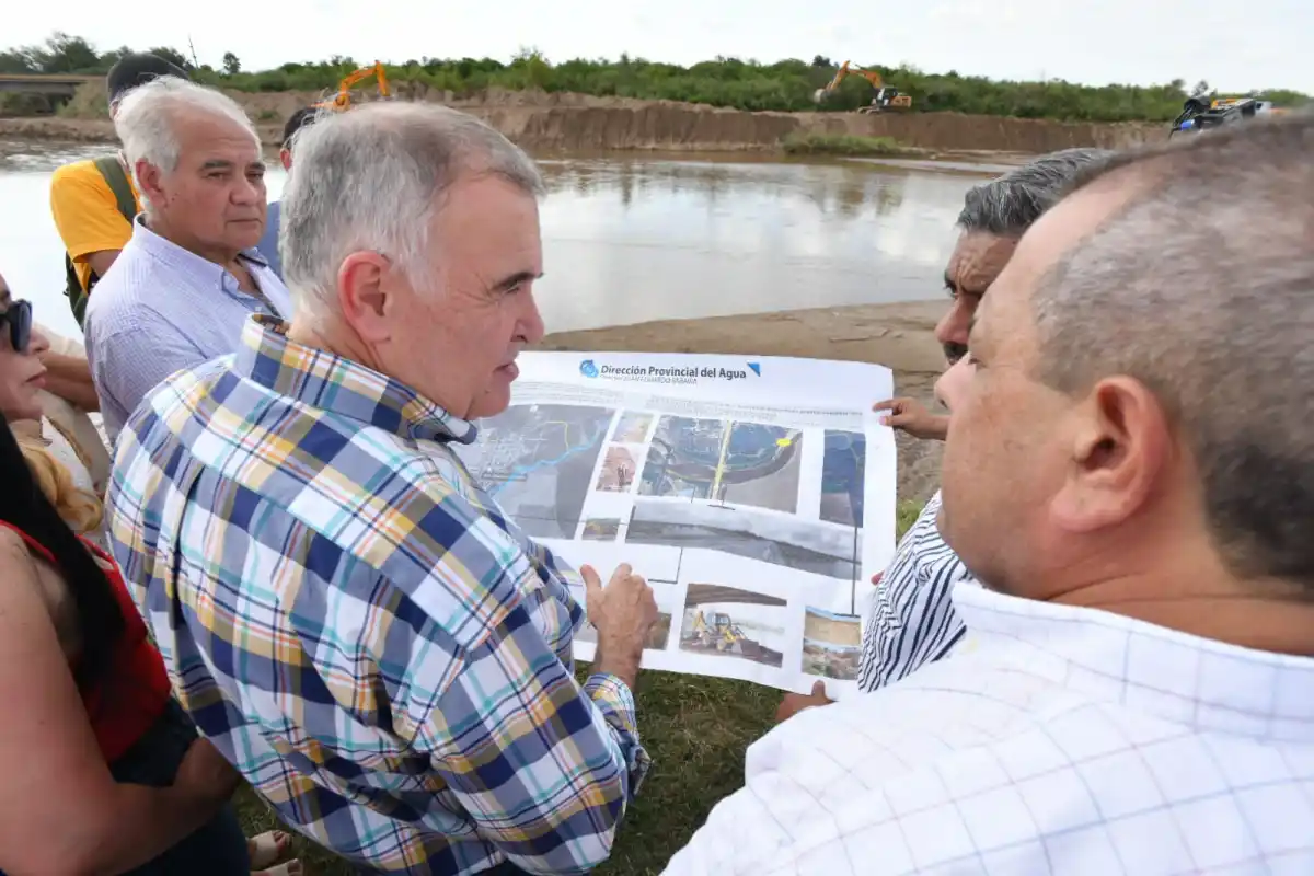 Osvaldo Jaldo supervisó los trabajos que se vienen realizando sobre los márgenes del río Marapa