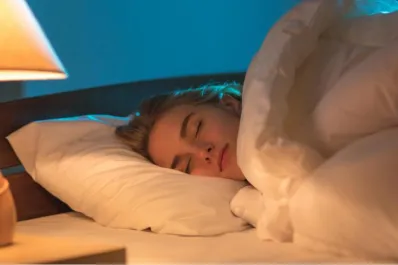 ¿Dormir con luz encendida hace aumentar de peso? Un estudio científico reveló datos sorprendentes