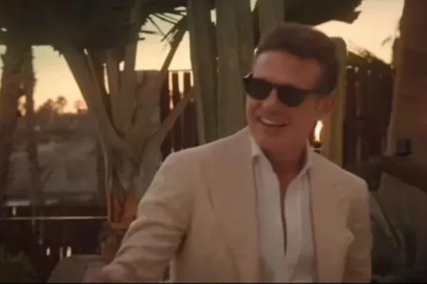Luciendo mejor que nunca, Luis Miguel reapareció en campañas publicitarias