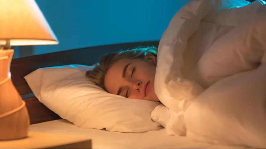 ¿Dormir con luz encendida hace aumentar de peso a las personas?: un estudio científico reveló datos sorprendentes.