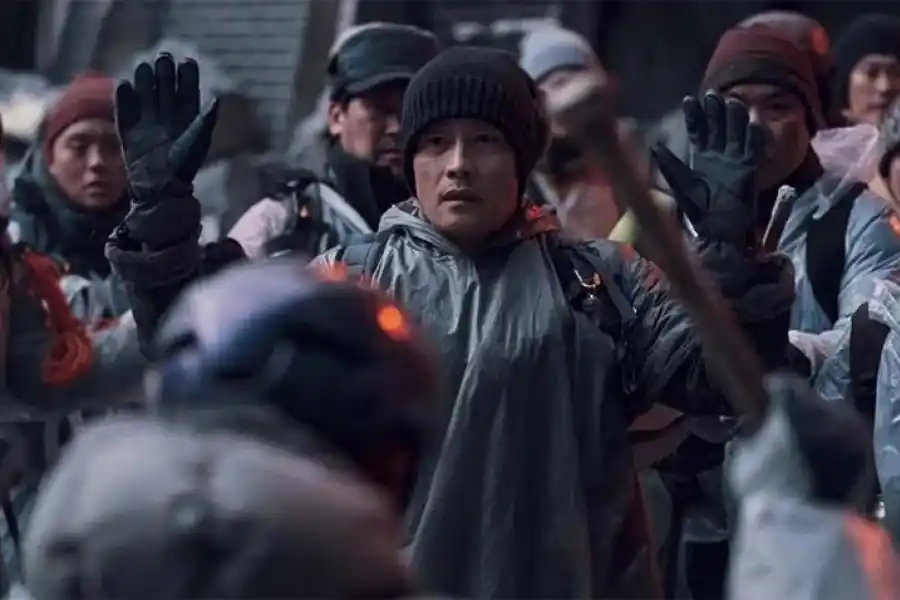 TERROR DENTRO DE LA CASA. Familia en peligro en “Aguas siniestras”.