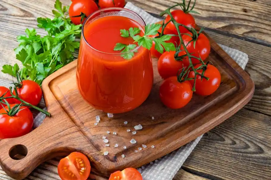 Éste es el jugo natural que reduce el colesterol y fortalece los huesos