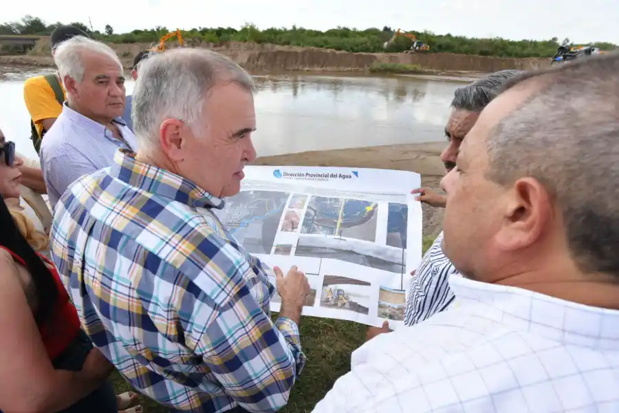 Osvaldo Jaldo supervisó los trabajos que se vienen realizando sobre los márgenes del río Marapa