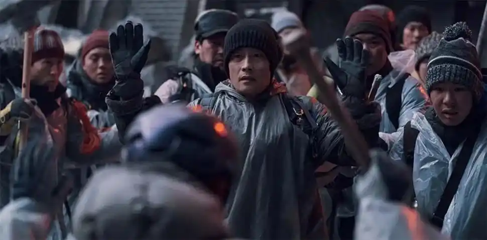 TERROR DENTRO DE LA CASA. Familia en peligro en “Aguas siniestras”.