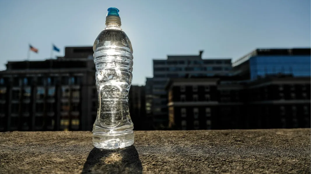 Botellas de plástico y el calor: cuáles son los riesgos de exponerlas al sol