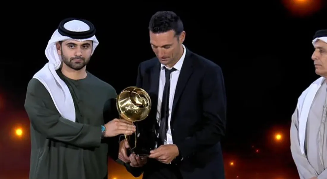 EN MEDIO ORIENTE. Scaloni recibe el sobrio trofeo en la ceremonia que se hizo en un lujoso hotel de Dubai.