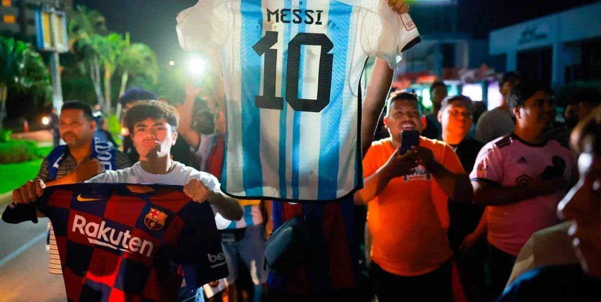 Locura por Messi en su llegada a El Salvador
